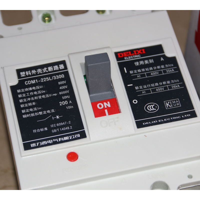 CDM1-225L塑壳式断路器01.jpg